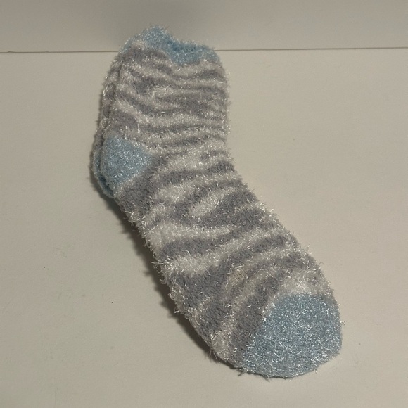 Collection of 3 Pairs of Fuzzy Socks Size 9-11 - Picture 2 of 5